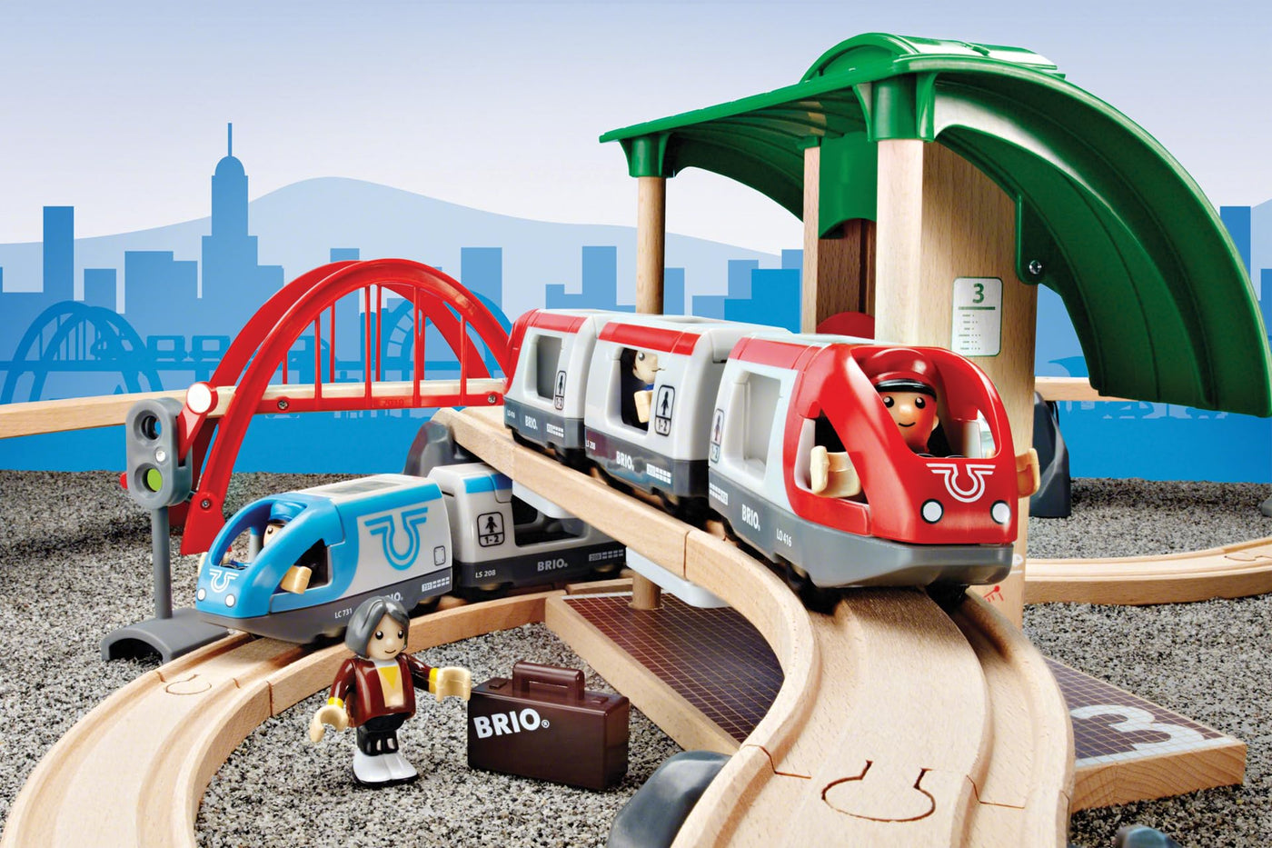 BRIO World 33512 Großes BRIO Bahn Reisezug Set - Eisenbahn mit Bahnhof, Schienen und Figuren - Kleinkinderspielzeug empfohlen ab 3 Jahren