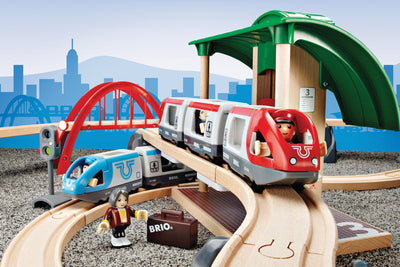 BRIO World 33512 Großes BRIO Bahn Reisezug Set - Eisenbahn mit Bahnhof, Schienen und Figuren - Kleinkinderspielzeug empfohlen ab 3 Jahren