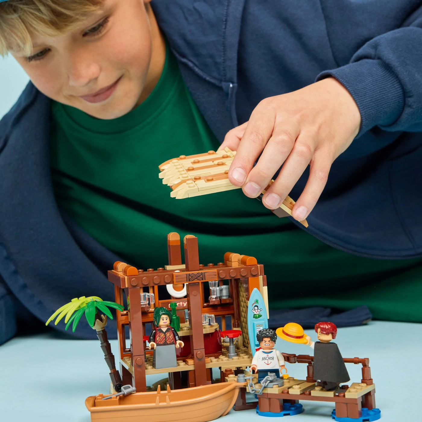LEGO ONE Piece Windmühlendorf-Hütte - Spielzeug mit Boot, Jungen Ruffy, Shanks & Makino Minifiguren sowie Zubehör - inkl. Steckbrief - Anime-Geschenk für Jungen, Mädchen & Fans ab 8 Jahren - 75636