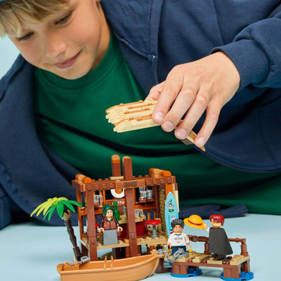 LEGO ONE Piece Windmühlendorf-Hütte - Spielzeug mit Boot, Jungen Ruffy, Shanks & Makino Minifiguren sowie Zubehör - inkl. Steckbrief - Anime-Geschenk für Jungen, Mädchen & Fans ab 8 Jahren - 75636