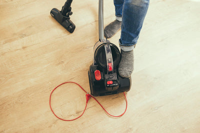 SEVERIN Beutelloser Zyklon-Staubsauger, Bodenstaubsauger für konstante Saugkraft, Staubsauger ohne Beutel mit 800 Watt und 9 m Aktionsradius, 2,1 L, schwarz-rot, CY 7089