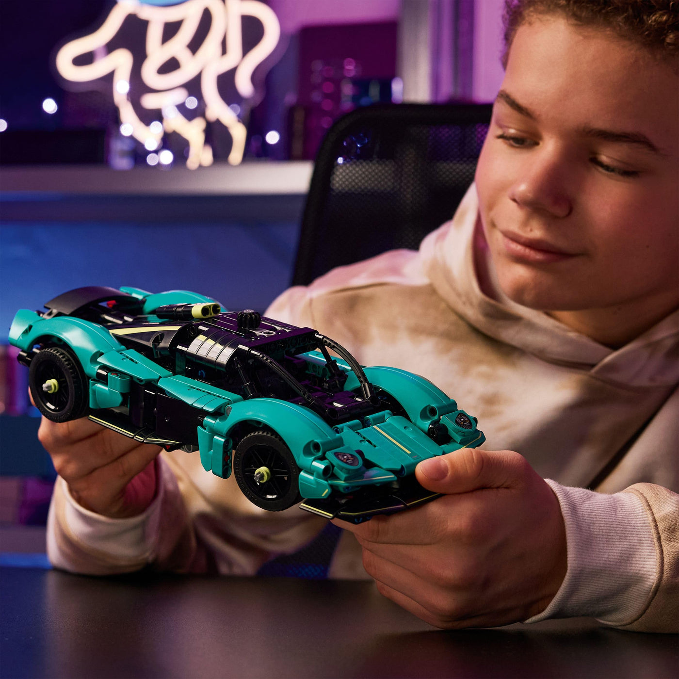 LEGO Technic Aston Martin Valkyrie Rennwagen Spielzeug - Modell-Bauset mit V12-Motor und aufklappbaren Flügeltüren - Sammlergeschenk für Jungen und Mädchen ab 9 Jahren - 42208