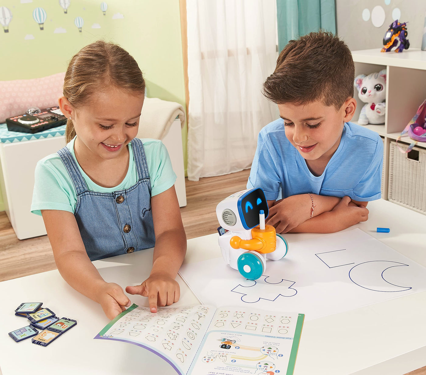 Vtech Codi, der clevere Mal-Roboter – Interaktiver Freund, der Sich von allein bewegt und mit dem Stift in Seiner Hand zeichnet – Für Kinder von 4-8 Jahren