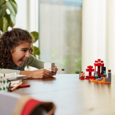 LEGO Minecraft Hinterhalt am Netherportal - Spielzeug mit Orc Krieger Figur, Hoglin und Ghast - Spielset zum Bauen mit 2 Magmawürfeln - Gamer Geschenk für Jungen & Mädchen ab 8 Jahren - 21255
