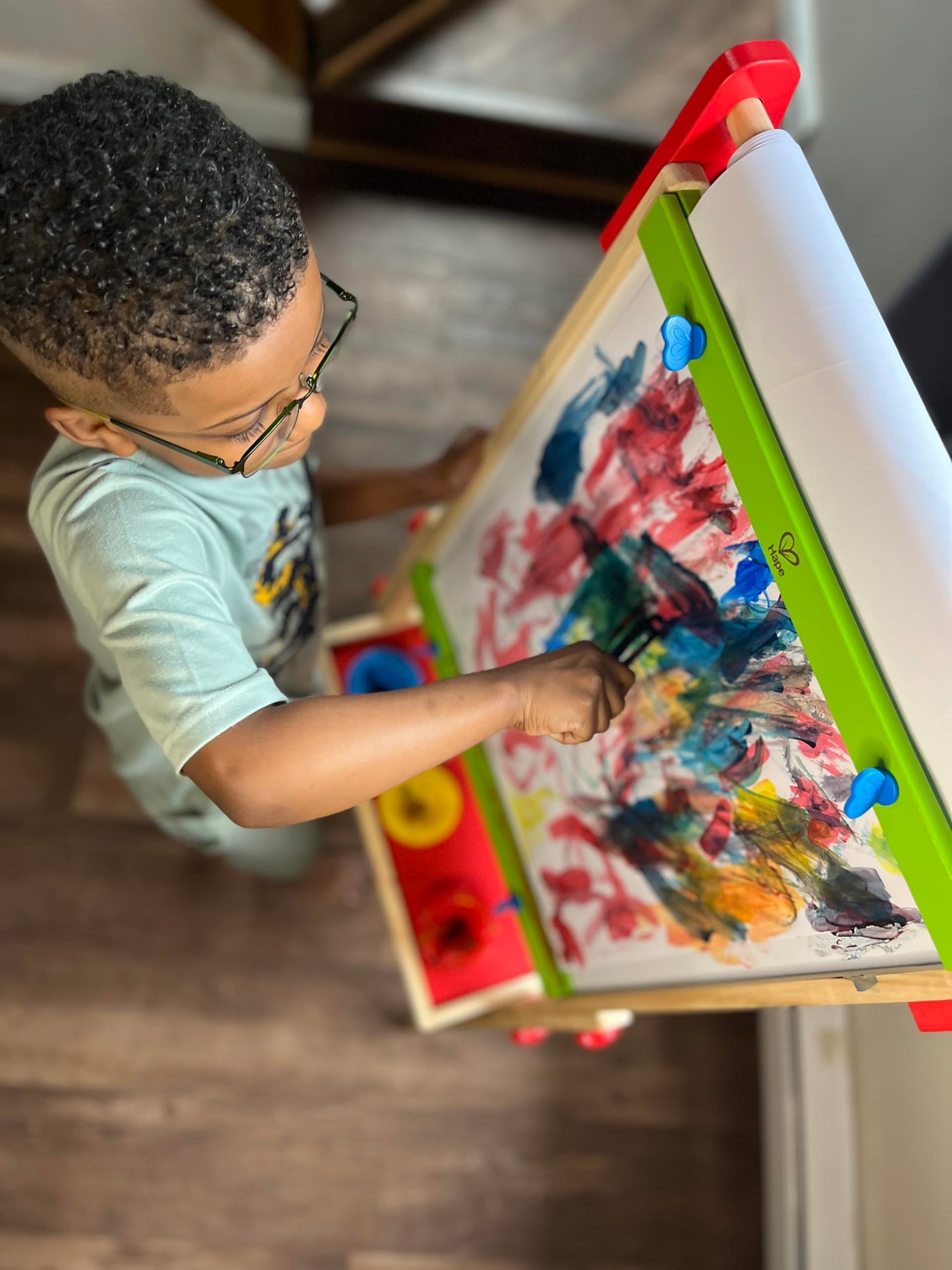 Hape Kinder Spiel-Tafel aus Holz| Preisgekrönte doppelseitige Kindertafel höhenverstellbar mit Papierrolle, Kreidetafel, Whiteboard, Magnete und 3 Malschüsselchen