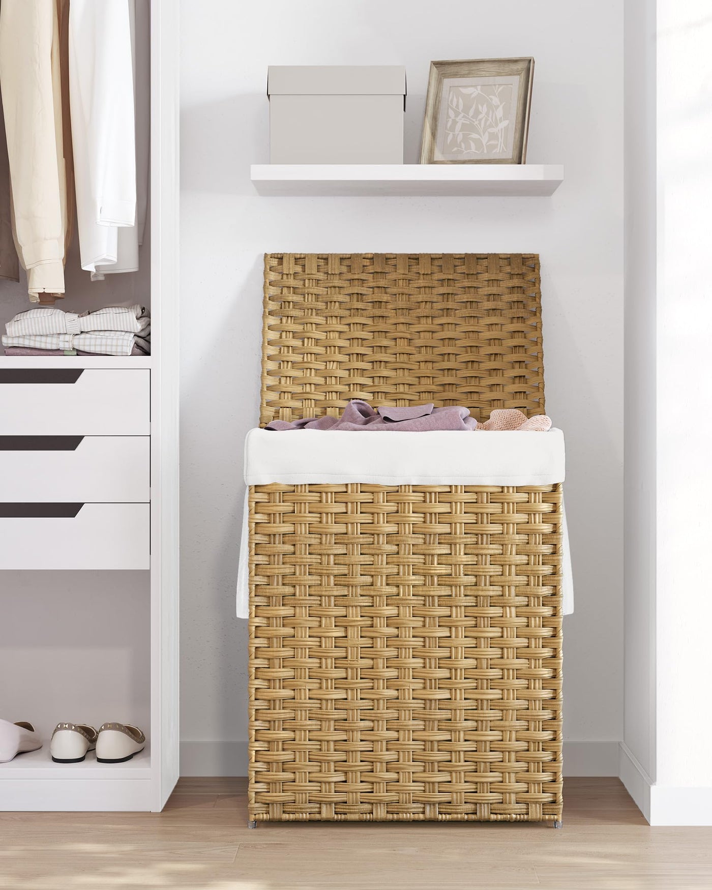 SONGMICS Wäschekorb 90 Liter, handgeflochten, Wäschesammler aus synthetischem Rattan, mit Deckel und Griffen, faltbar, Wäschesack herausnehmbar, naturfarben LCB51NL