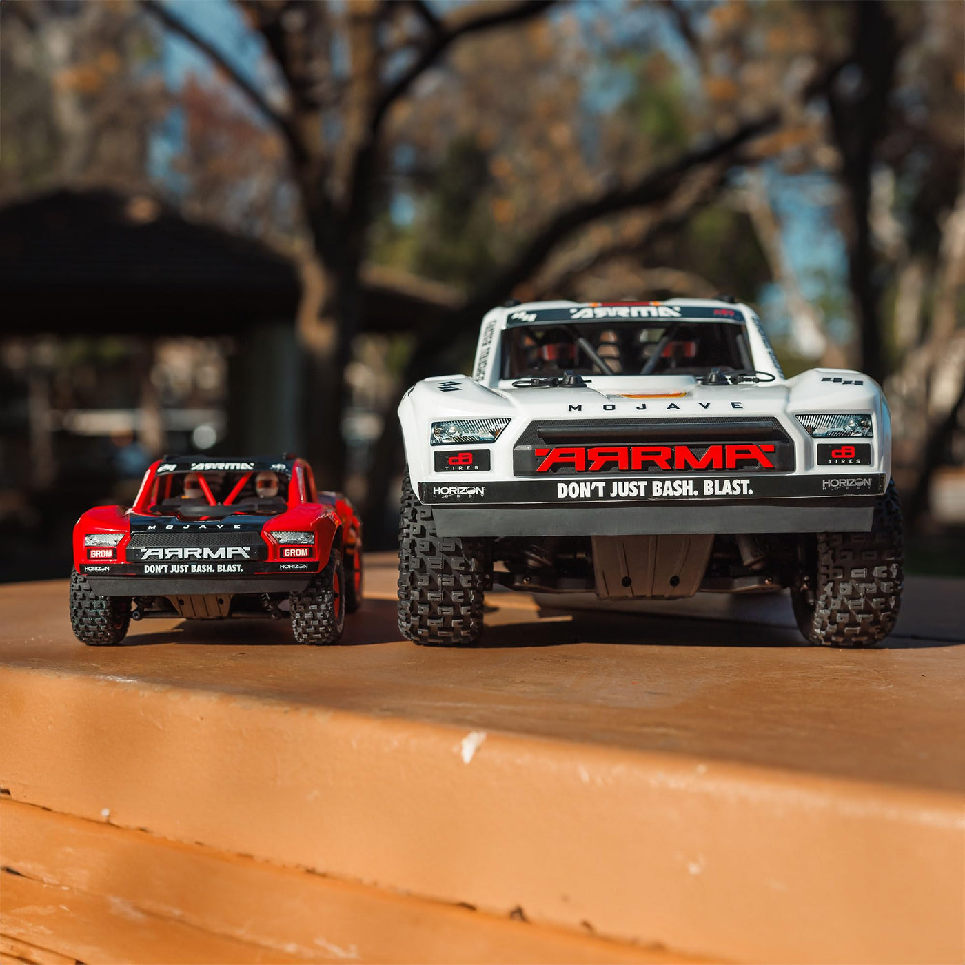 ARRMA Mojave Grom Ferngesteuertes Auto, RC Auto 1/18, Brushless Motor über 30 km/h, inkl. Akku und Zubehör, Rot-Schwarz, ARA2104T1