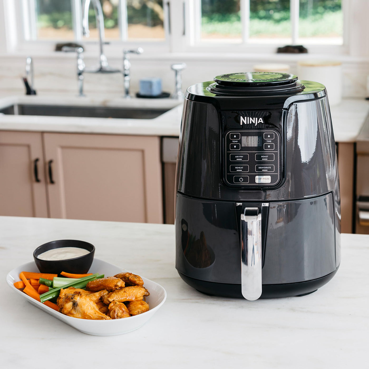 Ninja Air Fryer Heißluftfritteuse, 3,8L Airfyer, Antihaftbeschichtung, spülmaschinenfester Korb, 2-4 Portionen, digital, 4-in-1, Grau & Schwarz, AF100EU