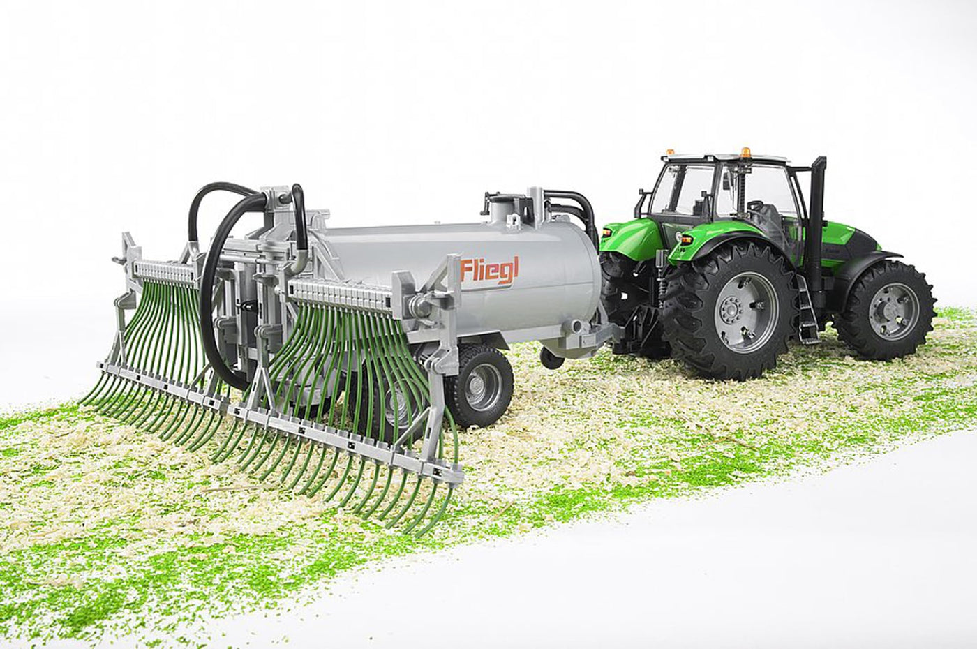 bruder 02020 - Fliegl Fassanhänger mit Schleppschlauchverteiler - 1:16 Güllefass, Güllewagen, Odelfass, Wasserfass, Bauernhof, Landwirtschaft, Anhänger, Traktor Zubehör