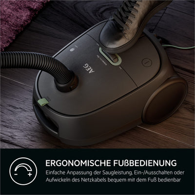 AEG CLEAN 6000 AB61C1OKO ÖKO Staubsauger / hohe Saugleistung / Zusatzdüsen / XL-Räder / Edelstahl-Teleskoprohr / 65% Recyclingmaterial / 12 m Kabel / 750 Watt / Zubehör / grau