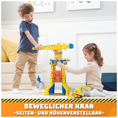 Rubble & Crew – Baupfoten Hof Kran-Spielset (68 cm) mit Rubble-Actionfigur, Planierraupen-Baufahrzeug und 340 g Kinetic Sand Build-it Sand, Spielzeug geeignet für Kinder ab 3 Jahren