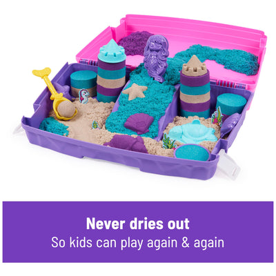 Kinetic Sand Meerjungfrauen Koffer - mit 934 g original kinetischem Sand aus Schweden in 3 Farben, 6 Förmchen, 1 Schaufel für kreatives Indoor-Sandspiel, für Kinder ab 3 Jahren