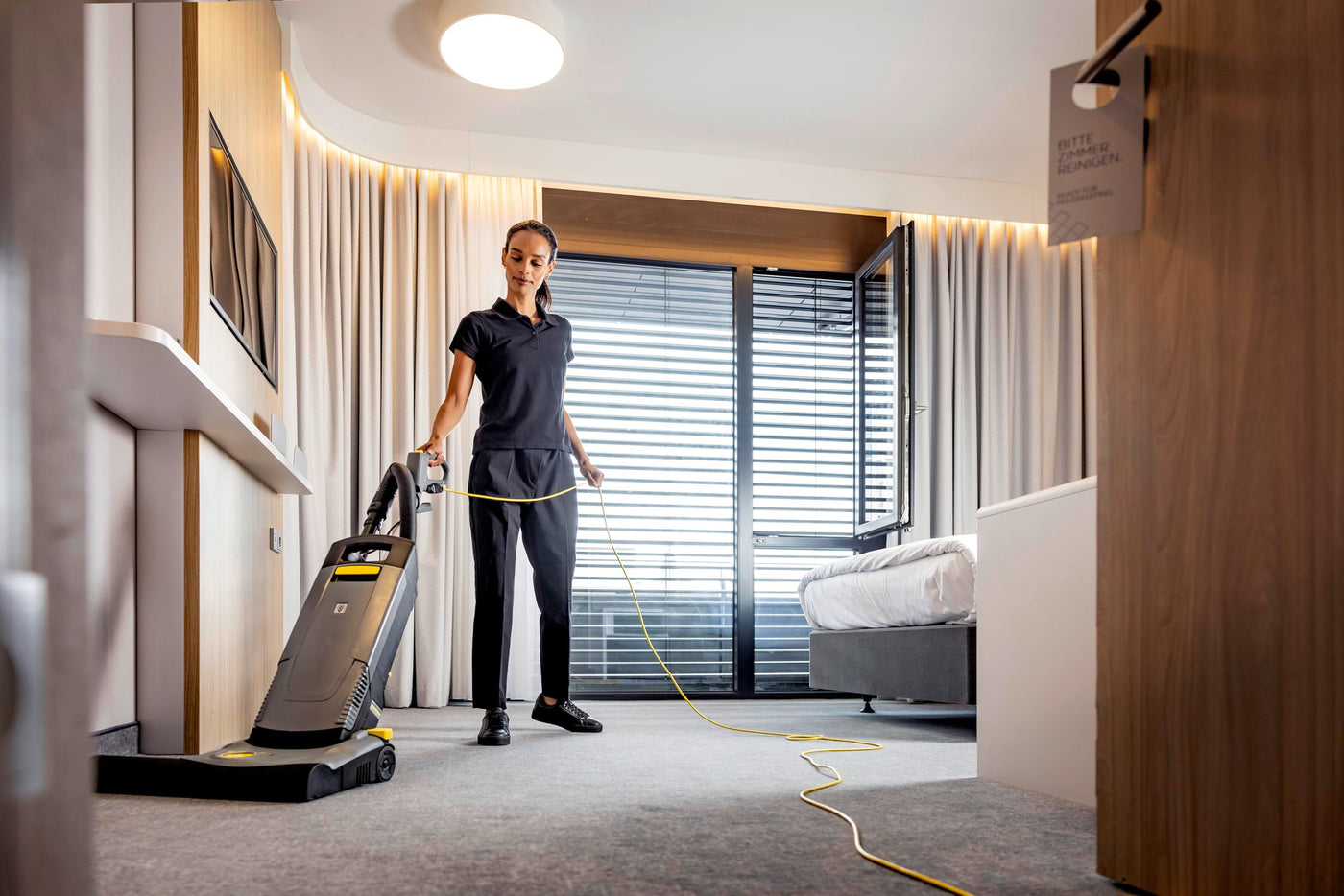 Kärcher CV 48/2 Teppichbürstsauger, Vakuum: 20 kPa, Nennleistung 850W, Behälter 5,5L, Dehnsaugschlauch, mit Walze, Vliesfiltertüte, Fugen-/Polsterdüse