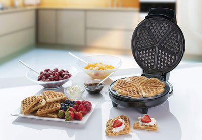 Bestron Waffeleisen für klassische Herzwaffeln, Waffelmaker mit Backampel & Antihaftbeschichtung, 700 Watt, Farbe:Schwarz