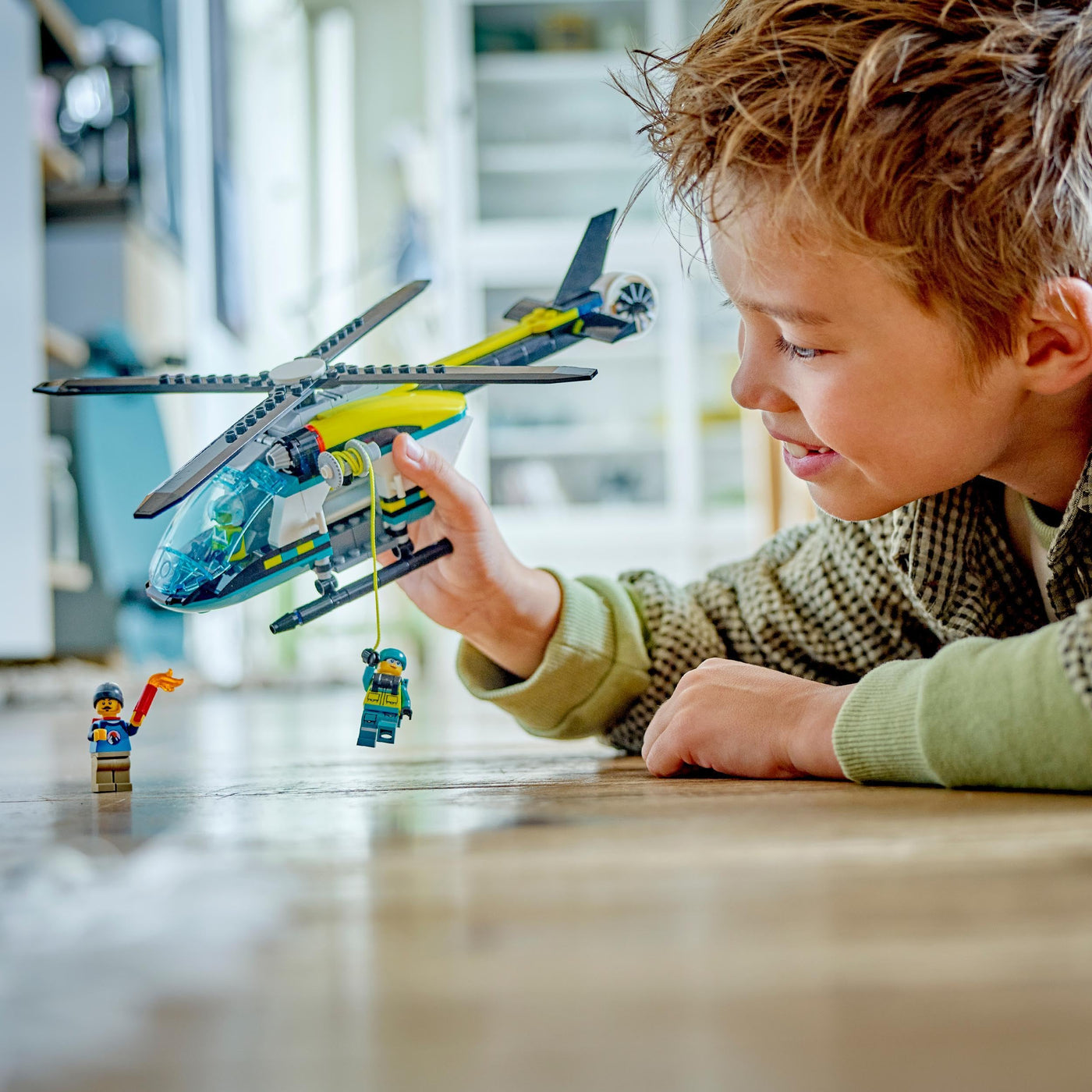 LEGO City Rettungshubschrauber, Hubschrauber-Spielzeug für Kinder, Helikopter mit Seilwinde, Rotoren und 3 Figuren inkl. Pilot, Wanderer und Luftretter, Geschenk für 6-jährige Jungs und Mädchen 60405