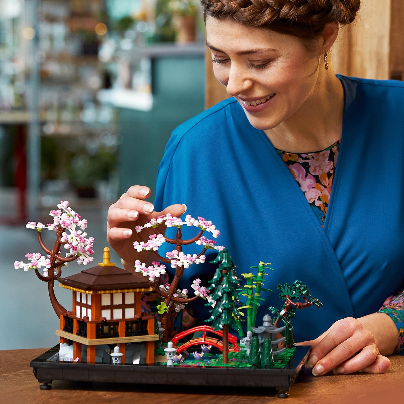 LEGO 10315 Icons Garten der Stille, botanical Zen-Garten-Set für Erwachsene mit Lotusblumen, anpassbare Schreibtisch-Dekoration, inspiriert von Japan, achtsames Geschenk für Frauen und Männer