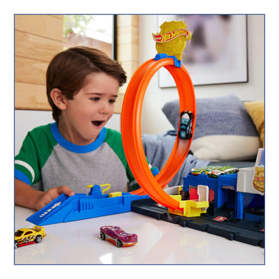 Hot Wheels Spielzeugauto Streckenset, Super Polizeiwache-Spielset mit Die-Cast-Fahrzeug im Maßstab 1:64 und anpassbaren Loopings für unterschiedliche Renn- und Stuntmöglichkeiten, JBM71