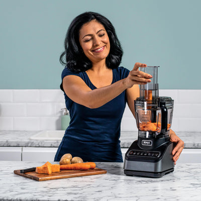 Ninja Küchenmaschine mit 4 Programmen; Hacken, Pürieren, Schneiden, Mischen & 3 manuellen Geschwindigkeiten, 2,1L Schüssel, Hack-, Schneide- & Teigmesser, 850W, spülmaschinenfest, Schwarz BN650EU