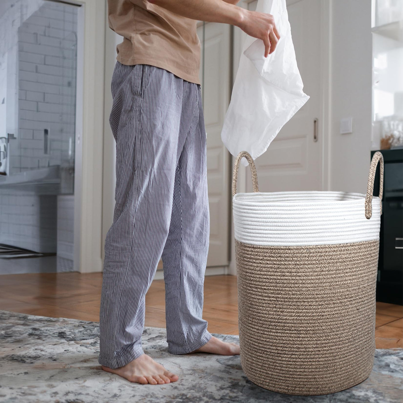 SYLANDO Wäschekorb mit Henkel, Spielzeug Aufbewahrung, Aufbewahrungsbox Geflochten, Wäschesammler Groß, Aufbewahrungskorb Kinderzimmer (Braun&Weiß, D 38 x H 50 CM)