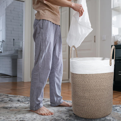 SYLANDO Wäschekorb mit Henkel, Spielzeug Aufbewahrung, Aufbewahrungsbox Geflochten, Wäschesammler Groß, Aufbewahrungskorb Kinderzimmer (Braun&Weiß, D 38 x H 50 CM)