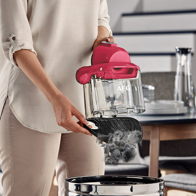 AEG LX7-2-FFP Staubsauger beutellos / inkl. Zusatzdüsen / 750 Watt / 9 m Aktionsradius / 1,4 l Staubbehälter / ergonomischer Handgriff / waschbarer Hygiene Filter / rot
