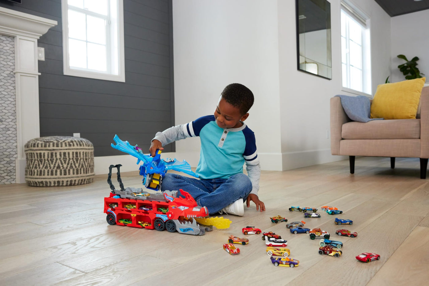 Hot Wheels City Spielzeugauto-Trackset, ultimativer 2-in-1 Drachentransporter und 2 Die-Cast-Autos, großer Drache und Abnehmbarer Drache, mit Platz für mehr als 20 Fahrzeuge, JKJ79