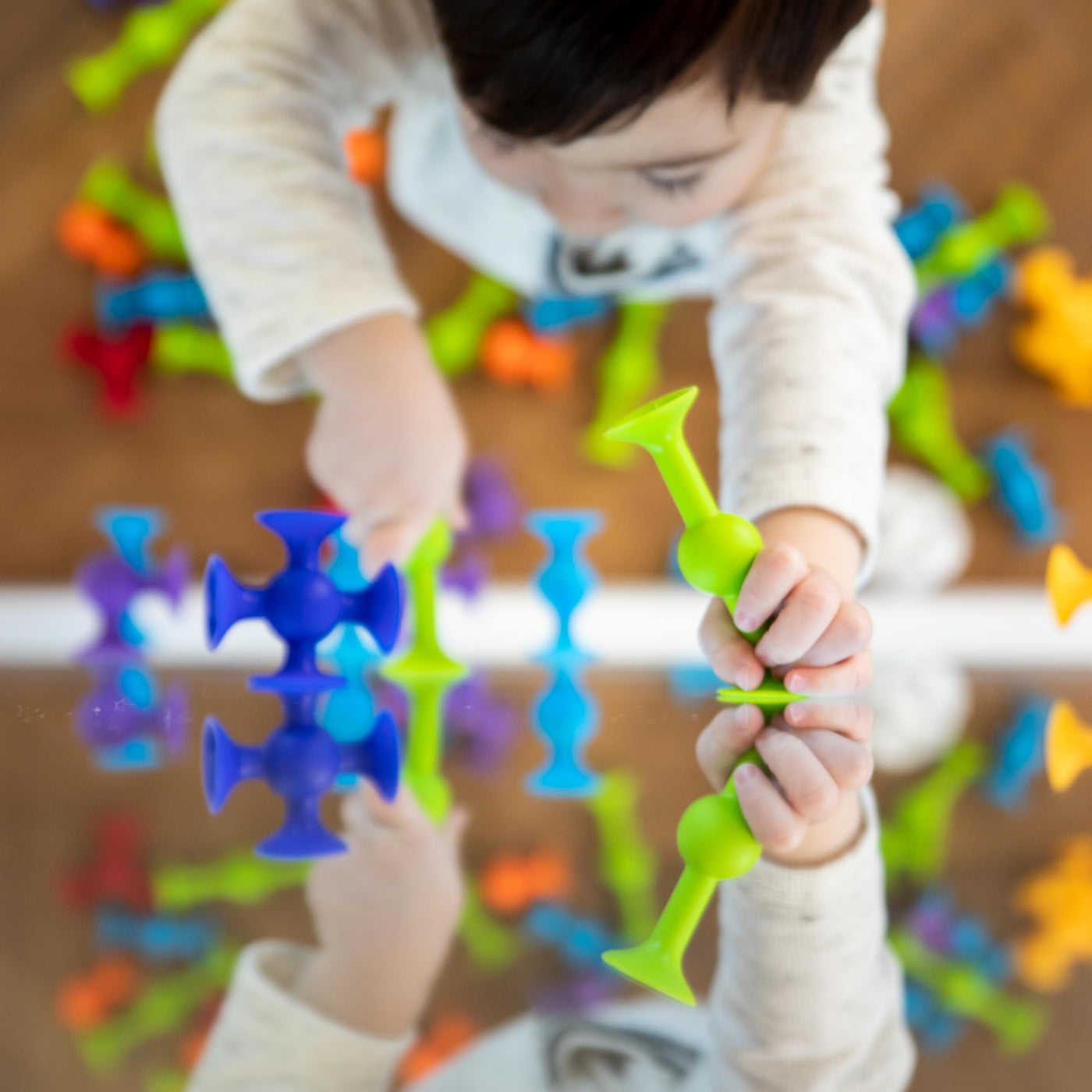 Fat Brain Squigz Starter 22-teiliges Set, Vorschulspielzeug für Kinder, Saugspielzeug-Set, Sortier- und Stapelspielzeug, Vorschul-Badespielzeug, innovatives Spielzeug für Kinder ab 3 Jahren und älter.