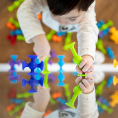 Fat Brain Squigz Starter 22-teiliges Set, Vorschulspielzeug für Kinder, Saugspielzeug-Set, Sortier- und Stapelspielzeug, Vorschul-Badespielzeug, innovatives Spielzeug für Kinder ab 3 Jahren und älter.