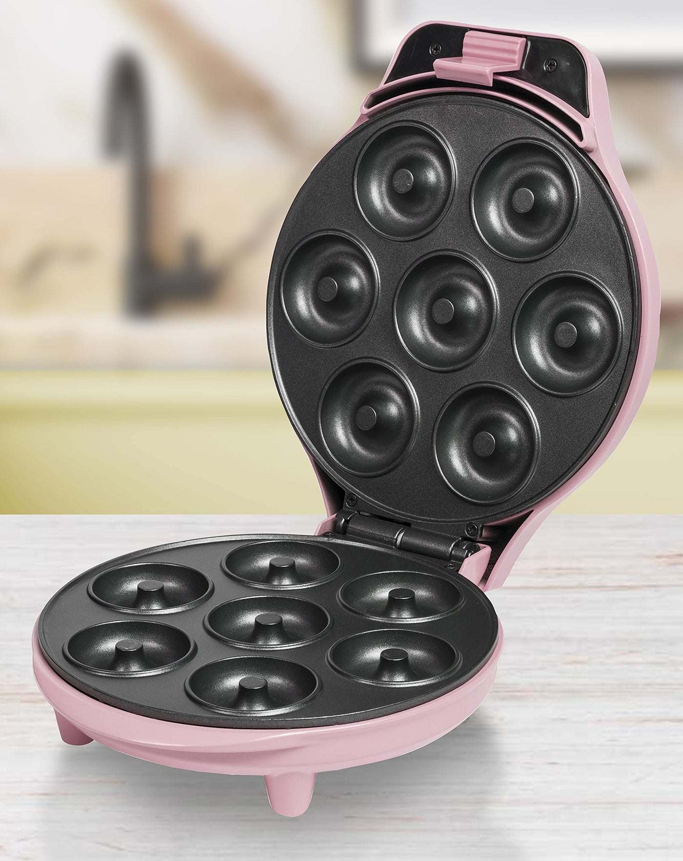 Bestron Donut Maker im Retro Design, Mini-Donut Maker für 7 kleine Donuts, inkl. Backampel & Antihaftbeschichtung, 700 Watt, Farbe: Rosa
