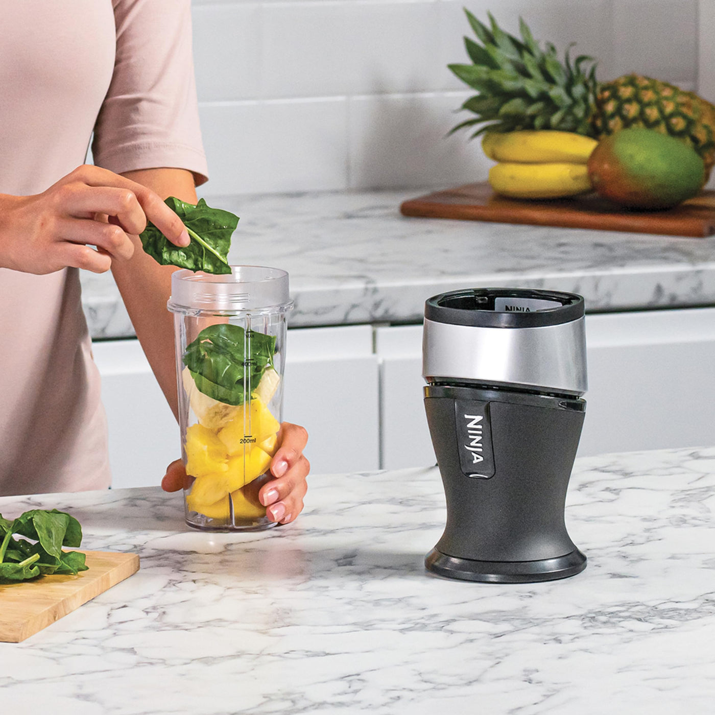 Ninja 700W Slim Mixer & Smoothie Maker, 2x 470ml Becher mit Ausgussdeckel, persönlicher Mixer, Zerkleinert Eis & Gefrorenes Obst, Silber/Schwarz QB3001UKS