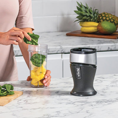 Ninja 700W Slim Mixer & Smoothie Maker, 2x 470ml Becher mit Ausgussdeckel, persönlicher Mixer, Zerkleinert Eis & Gefrorenes Obst, Silber/Schwarz QB3001UKS