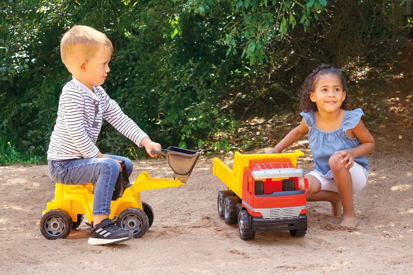 Lena 02031 - Riesen Muldenkipper Mercedes Benz Actros, Kipplaster ca. 63 cm, großer Kipper mit 3 Achsen & verriegelbarer Kippmulde, Baustellen Spielfahrzeug für Kinder ab 3 Jahre, Rot, Gelb, Schwarz