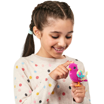 Little Live Pets Lil' Bird + Vogelhäuschen mit Tiara Twinkles: Interaktiver, farbenfroher Vogel mit neuen Leuchtflügeln und über 20 Vogelgeräuschen; wiederholt was du SAGT & reagiert auf Berührungen