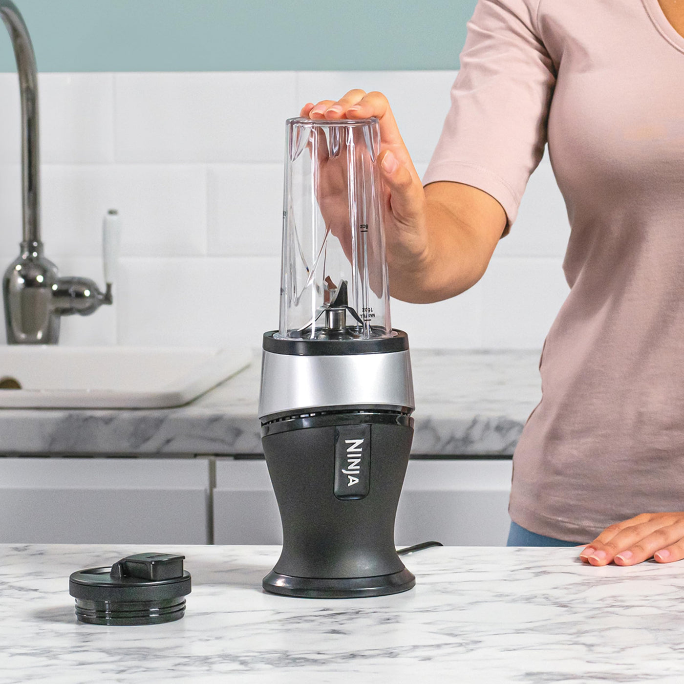Ninja 700W Slim Mixer & Smoothie Maker, 2x 470ml Becher mit Ausgussdeckel, persönlicher Mixer, Zerkleinert Eis & Gefrorenes Obst, Silber/Schwarz QB3001UKS