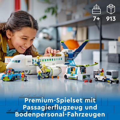 LEGO 60367 City Passagierflugzeug Spielzeug-Set, großes Flugzeug-Modell mit Fahrzeugen des Flughafen-Bodenpersonals: Vorfeldbus, Pushback-Schlepper, Catering-Lader, Gepäckwagen und 9 Minifiguren