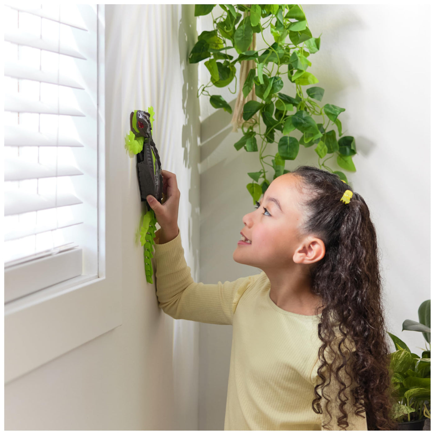 Hex Bots - Wall Crawler Gecko, ferngesteuerter Gecko, der an Wänden und Decken entlang krabbelt, mit leuchtenden LED-Augen, mit Fernbedienung, realistische Bewegungen, für Kinder ab 4 Jahren