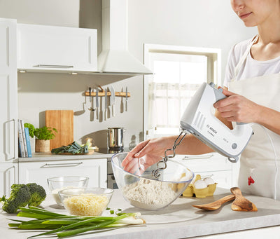 Bosch Hausgeräte ErgoMixx MFQ36400, 2 Rührbesen, 2 Edelstahl-Knethaken, spülmaschinengeeignet, 5 Stufen plus Turbostufe, 450 W, weiß