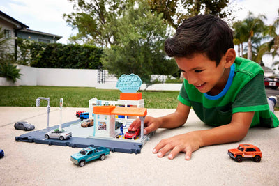 Matchbox Super Clean Autowaschanlage - erweiterbares Spielset mit spannenden Details, inklusive 1 Auto, Staubsauber und Supermarkt, HNJ54