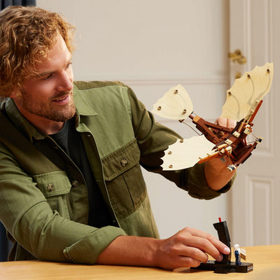 LEGO Icons Leonardo da Vincis Fluggerät mit schlagenden Flügeln - Inklusive Minifigur & Ständer - Bauset für Erwachsene - Deko-Set für Zuhause - Geschenkidee - 10363