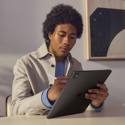 Apple 13" iPad Pro (M4): Ultra Retina XDR Display, 256 GB, 12 MP Querformat Frontkamera/12 MP Rückkamera, LiDAR Scanner, WLAN 6E, Face ID, Batterie für den ganzen Tag, Standardglas – Space Schwarz