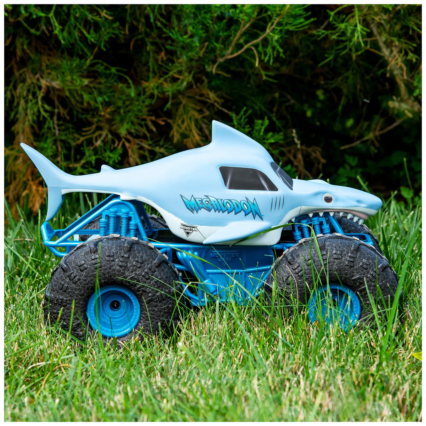 Monster Jam Megalodon Storm, RC Truck, Amphibienfahrzeug in Hai-Optik für Land und Wasser, Maßstab 1:15 - kinderleichte Bedienung, ab 4 Jahren