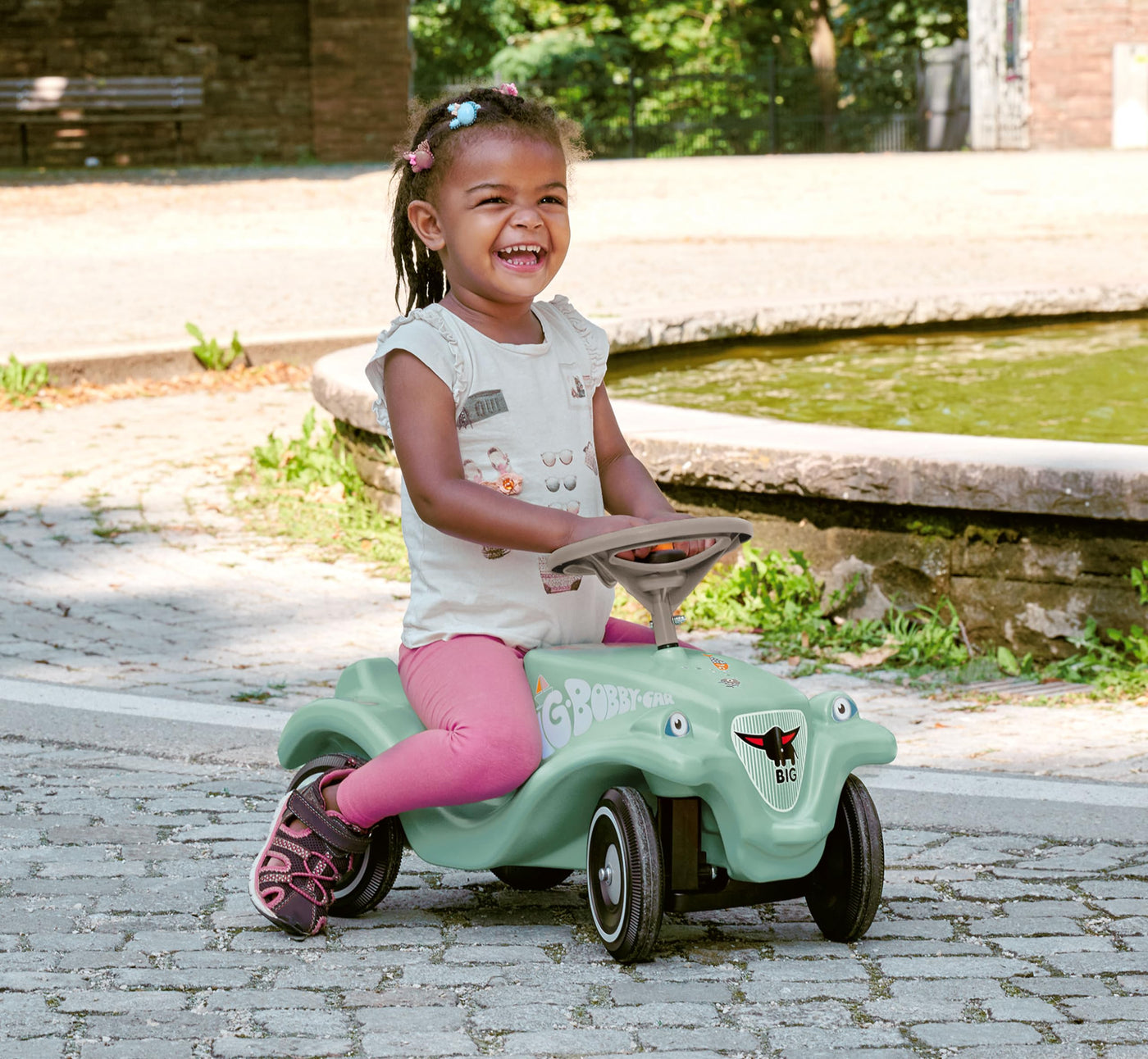 BIG Bobby Car Classic Green Sea - Rutschauto ab 1 Jahr im bunten Meeres-Design mit grauem Sicherheits-Lenkrad und Hupe, für Kinder von 1-5 Jahre (bis 50 kg), salbei mit Aufklebern