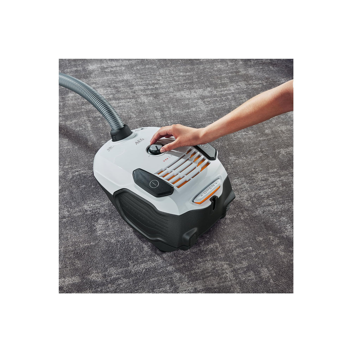 AEG VX6-2-IW-5 Staubsauger mit Beutel / 360° drehbare Räder / Zusatzdüsen und Staubbeutel / für Hart- und Teppichböden / 800 Watt / 9 m Aktionsradius / Ergo-Handgriff / neue technische Version / weiß