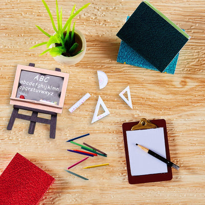 Miniatur Wichtel Zubehör,24Stück 1:12 Weihnachten Mini Puppenhaus Zubehör 1/12 Miniaturpuppe Schulbedarf Wichtelzubehör Deko Buch Klemmbrett Buntstift Set,für Dollhouse DIY Weihnachts Geschenk