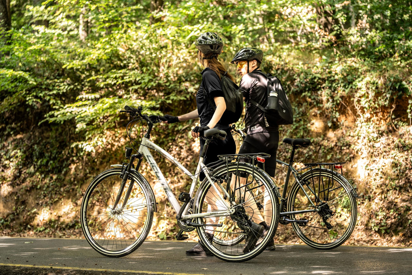 Licorne Bike Premium TrekkingBike in 28 Zoll - Fahrrad für Herren, Jungen, Mädchen und Damen - Shimano 21 Gang-Schaltung - Citybike - Männerfahrrad - L-V-ATB - Schwarz/Grau