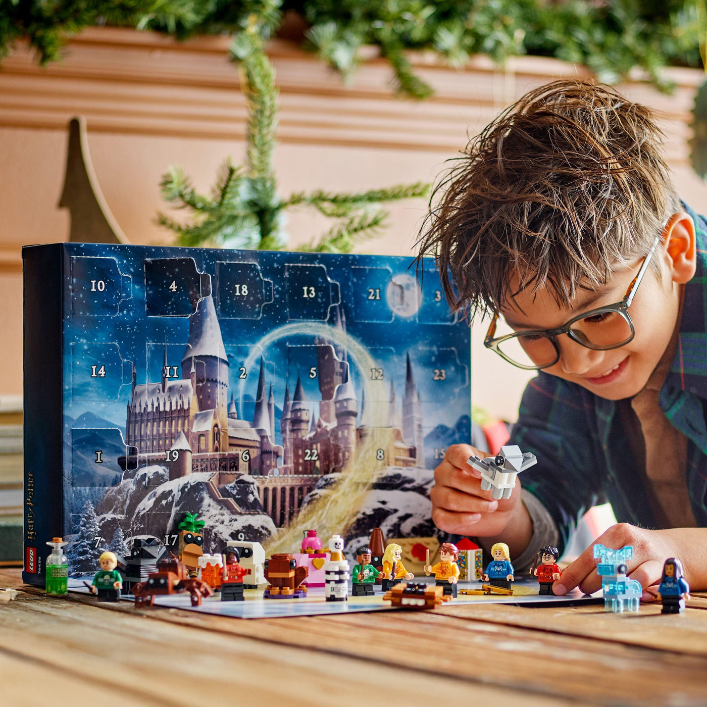 LEGO Harry Potter Adventskalender 2025 - Weihnachten Spielzeug mit 24 Überraschungen - 8 Minifiguren in festlichen Pullovern & 6 Figuren - Geschenk für Mädchen und Jungen ab 7 Jahren - 76456