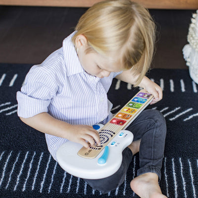 Baby Einstein, Hape, Strum Along Songs Magic Touch Holzspielzeug, Musikspielzeug Gitarre aus Holz, Elektronische Musikinstrumente, Aktivität und Sensorisches Spielzeug für Kinder, ab 6 Monaten