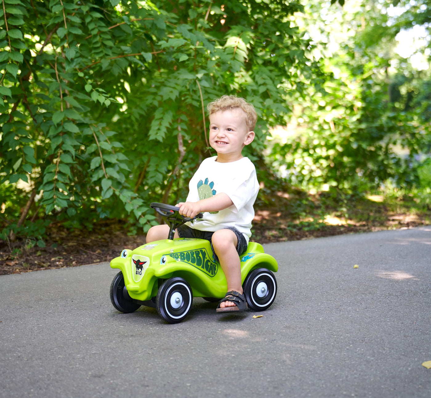 Big Bobby Car Classic Dino - Rutschauto ab 1 Jahr im bunten Dino-Design mit schwarzem Sicherheits-Lenkrad und Hupe, für Kinder ab 12 Monaten (bis 50 kg), grün mit Aufklebern