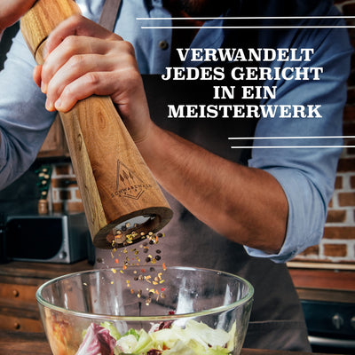 Schwarzwald Spirit Salz und Pfeffermühle Holz Klein (16,5 cm) - 2er Set mit Pfeffer und Salzmühle - Gewürzmühle mit Keramikmahlwerk inkl. Reinigungspinsel, Rezeptbuch - Küchenhelfer Geschenkidee