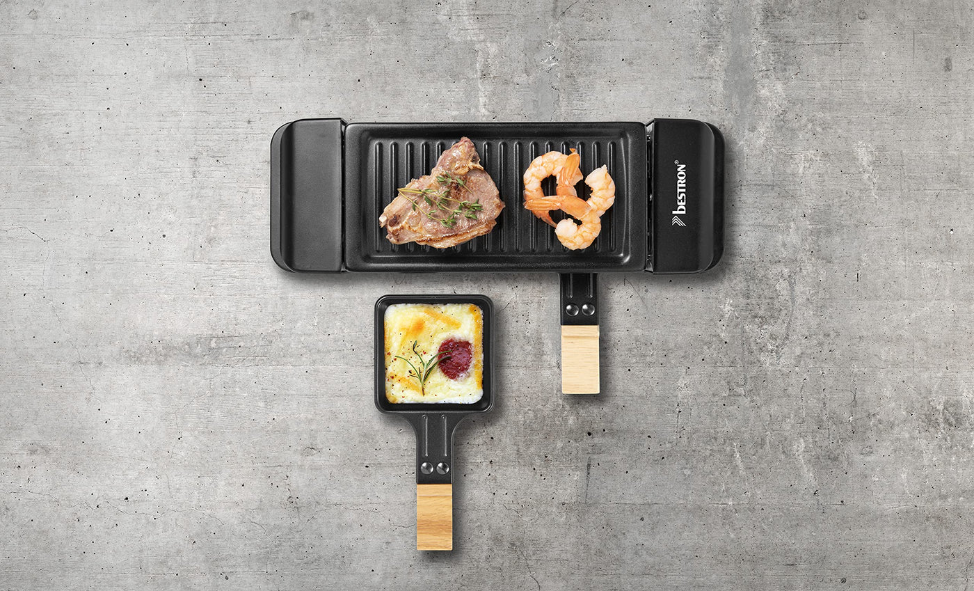 Bestron Raclette für 1 bis 2 Personen, Mini Tischgrill mit zwei Pfännchen, zwei Holzschabern & zwei Untersetzern, 350 Watt, Farbe: Schwarz